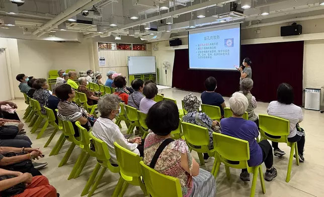 長者健康服務人員在一間長者中心向長者講解有關基孔肯雅熱的資訊。政府新聞處圖片