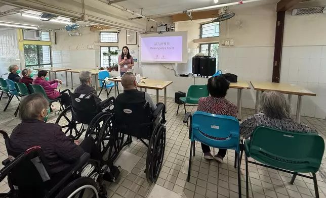 長者健康服務人員在一間安老院舍向長者講解有關基孔肯雅熱的資訊。 政府新聞處圖片