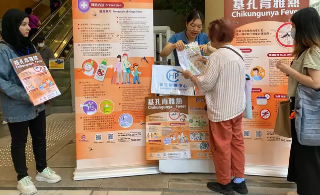 健康促進處在香港仔街市設立宣傳攤位，進行有關基孔肯雅熱的宣傳教育工作。政府新聞處圖片