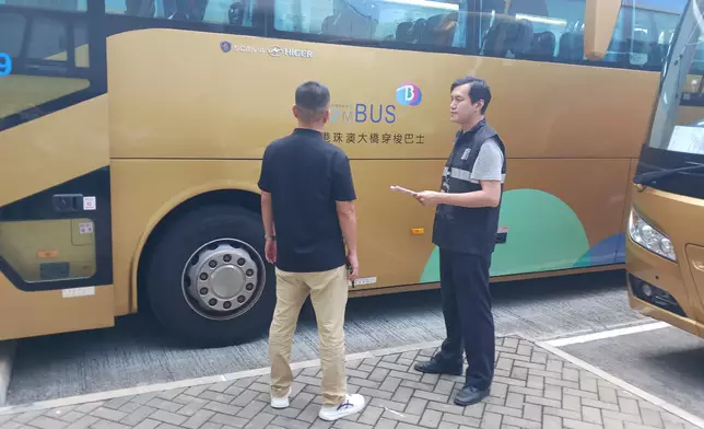 衞生防護中心中心港口衞生科人員日前到港珠澳大橋出入境管制站及跨境巴士站視察，提醒跨境巴士公司營辦商人員加強防控蚊患措施。 政府新聞處圖片