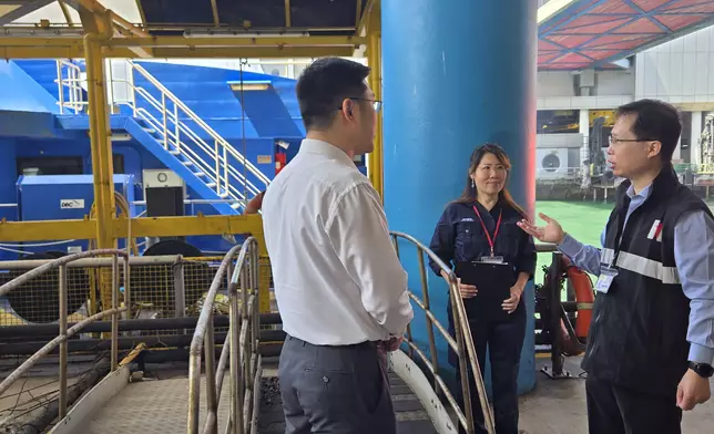 衞生防護中心港口衞生科人員於8月8日到港澳碼頭視察，提醒跨境客輪公司人員加強防控蚊患措施。政府新聞處圖片