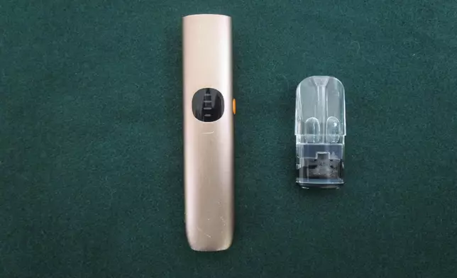 第一宗案件中檢獲的懷疑依托咪酯煙彈和電子煙裝置。政府新聞處圖片