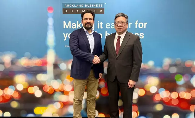 丘應樺（右）與奧克蘭商會行政總裁Simon Bridges（左）會面，介紹香港的最新發展，包括北部都會區發展，以及吸引環球企業和投資的措施。 政府新聞處圖片