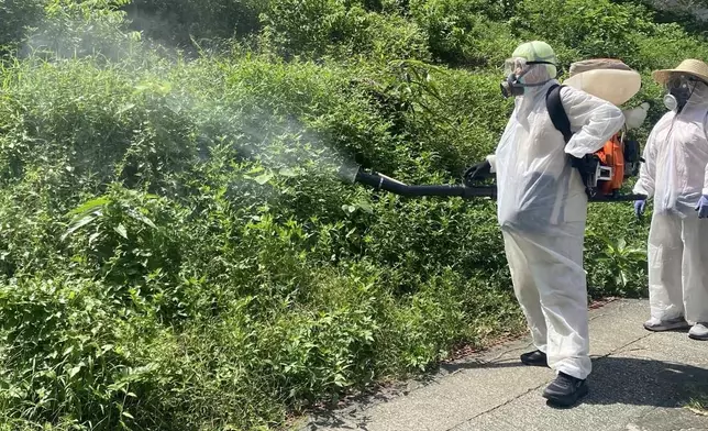 食環署因應基孔肯雅熱輸入個案持續在葵青區加強控蚊滅蚊工作。 政府新聞處圖片