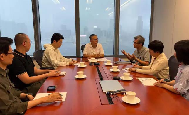 財經事務及庫務局局長許正宇召開緊急會議，與相關人員討論近日有關政府採購樽裝飲用水的事件，並決定採取三重行動跟進。 政府新聞處圖片