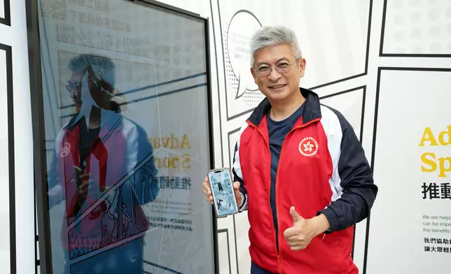 文化體育及旅遊局副局長劉震參觀馬會展區，並試玩互動遊戲。