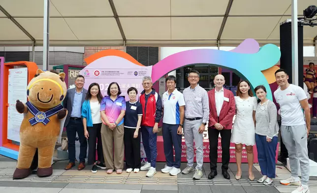 文化體育及旅遊局副局長劉震（左七）、全國運動會香港賽區統籌辦公室主任楊德強（左六）與馬會慈善事務部主管（文化、體育及社區聯繫協作）葉巧兒（左五）及其他嘉賓合照。