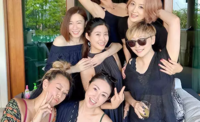 佘詩曼近日與「七魔女」的閨密一同出埠玩。