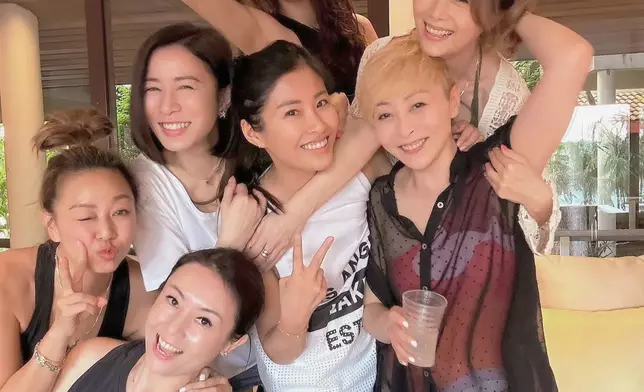 去年眾人已「拋夫棄子」同遊泰國。