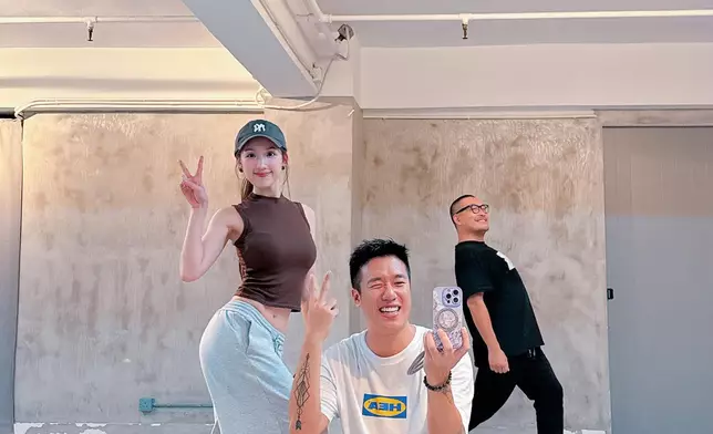 簡單運動Look難掩凹凸有致的好身材！