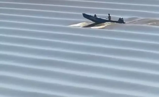 錢塘江現「逆潮行舟」奇觀 ，船隻如漫遊沙海絕美壯觀。微博影片截圖