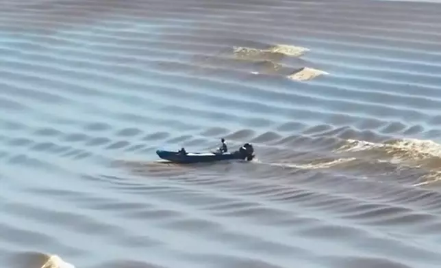 錢塘江現「逆潮行舟」奇觀 ，船隻如漫遊沙海絕美壯觀。微博影片截圖