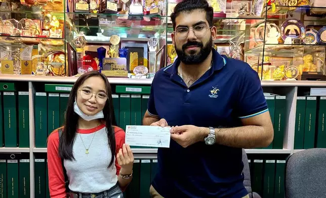 Sumrit Buttar通過 Singh Welfare向少數族裔學生發放獎學金。