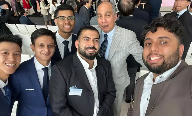 Sumrit Buttar 在香港對外交流友好協會成立儀式上與其他少數族裔青年大使聚在一起。