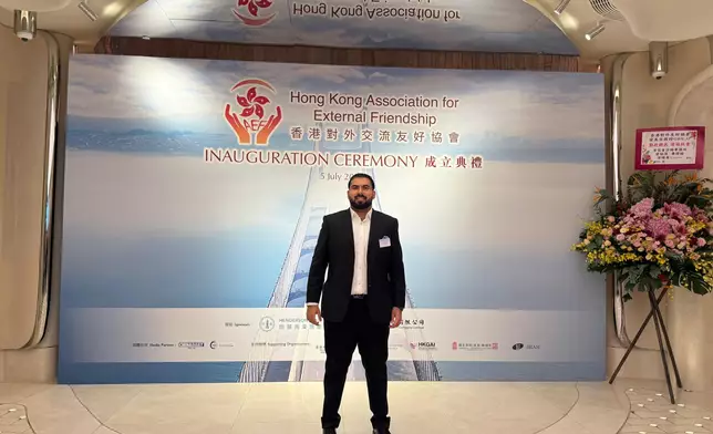 Sumrit Buttar作為少數族裔青年大使現身香港對外交流友好協會成立典禮。