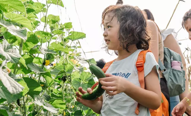 參賽隊伍在比賽前參觀「鴻日農莊」，了解廚餘的無限可能性， 更啟發從日常的衣、食、住、行中走多一步，實踐低碳生活。