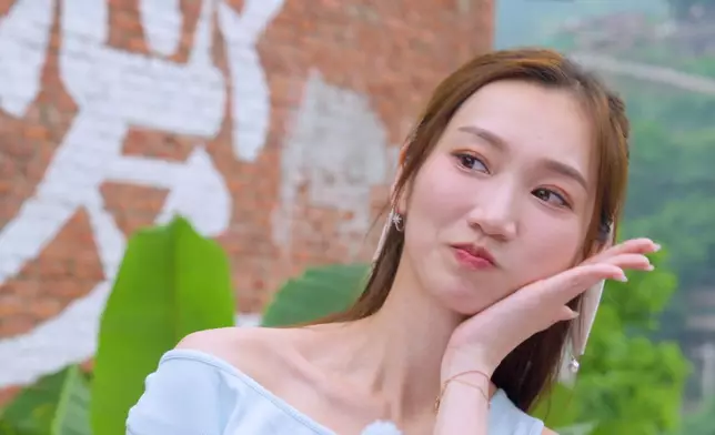 Leonard獻殷勤時間，主動為Cathy打卡。