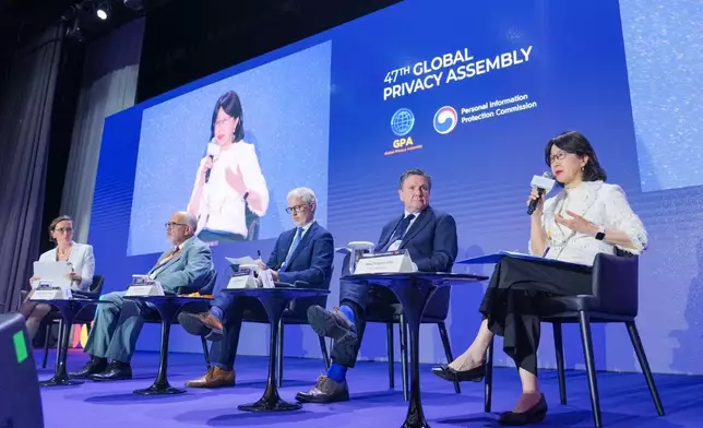 私隱專員鍾麗玲以國際執法合作工作分組聯席主席的身份參與第47屆環球私隱議會的專題討論，與加拿大及英國私隱或資料保障機構的專員以及歐洲資料保障監督