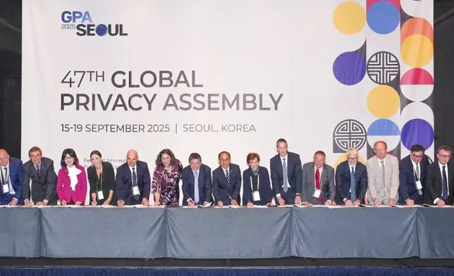 私隱專員鍾麗玲(左五)與其他19個私隱或資料保障機構簽署《AI環球聯合聲明》，聯署代表包括英國資訊專員 John EDWARDS(右七)、法國資料保障機構主席 Marie-Laure DENIS(右九)、韓國個人資料保護委員會主席 Haksoo KO(左十)、加拿大私隱專員 Philippe DUFRESNE(右六)、澳洲資訊專員公署的私隱專員 Carly KIND(左八)、愛爾蘭資料保障專員 Dale SUNDERLAND(右八)，以及中國澳門個人資料保護局局長楊崇蔚(右二)。