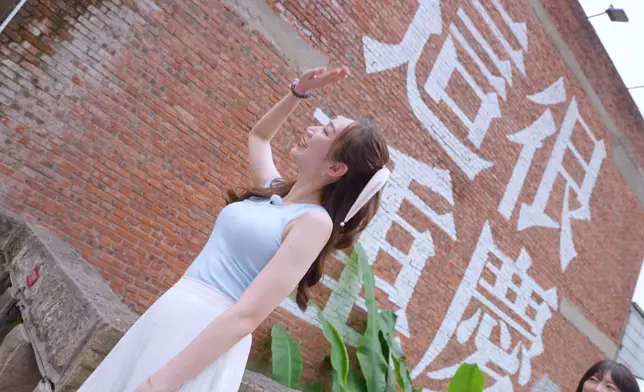 Leonard獻殷勤時間，主動為Cathy打卡。