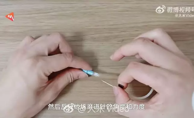 檢驗技士為減輕患者抽血痛感苦練「飛針」， 最快0.6秒見血回流。影片截圖