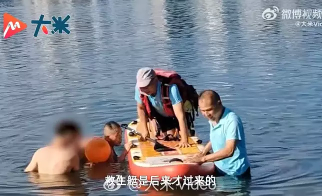 保安下班義務巡江救起2人，10年來已救20餘人。影片截圖