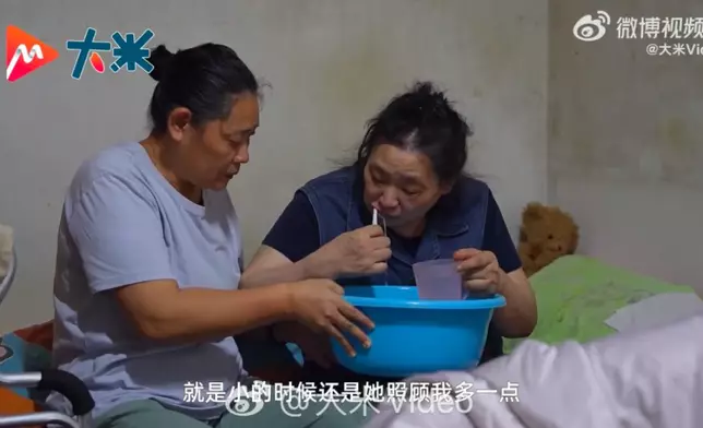 6旬婦人無私照護高齡母腦梗姐兼撫養姪女26年。影片截圖