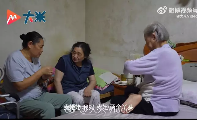 6旬婦人無私照護高齡母腦梗姐兼撫養姪女26年。影片截圖