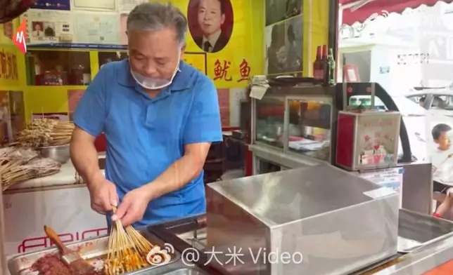 6旬漢靠賣3蚊魷魚串還清債務並資助14名寒門學子上學。影片截圖