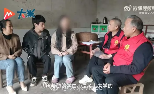 6旬漢靠賣3蚊魷魚串還清債務並資助14名寒門學子上學。影片截圖
