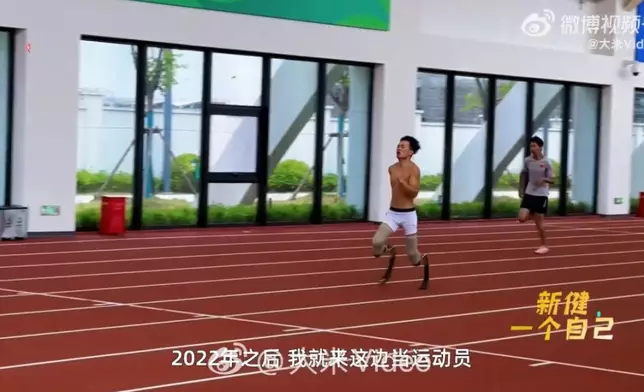 男子車禍失雙小腿裝假肢苦練短跑，3年後勇奪全國亞軍。影片截圖