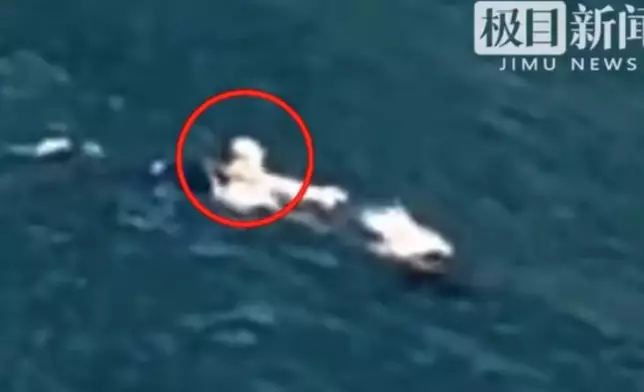 男子遊日聞求救聲果斷跳海救人。影片截圖