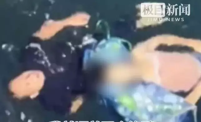 男子遊日聞求救聲果斷跳海救人。影片截圖