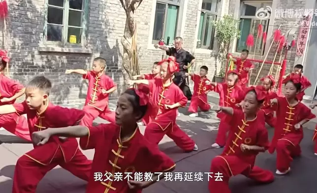 8旬長者辦武館免費教上千名鄉村孩童習武。影片截圖