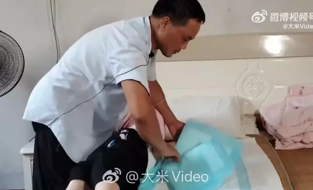 人夫照顧植物人妻子28年不離不棄盼奇蹟出現。影片截圖