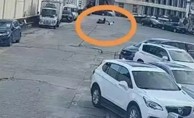 男子騎車出行遭風箏線「勒頸」摔倒，手背及頸部多處被割傷。影片截圖