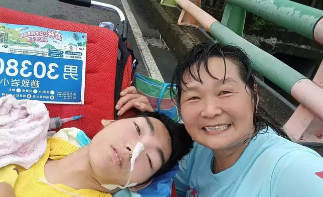 台灣慈母8年來陪腦麻痹兒子跑逾300場馬拉松。FB圖片