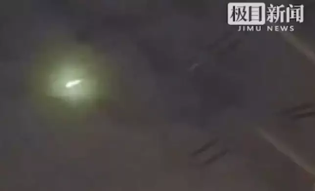 福建夜空現藍綠色光芒飛行物劃過夜空。影片截圖