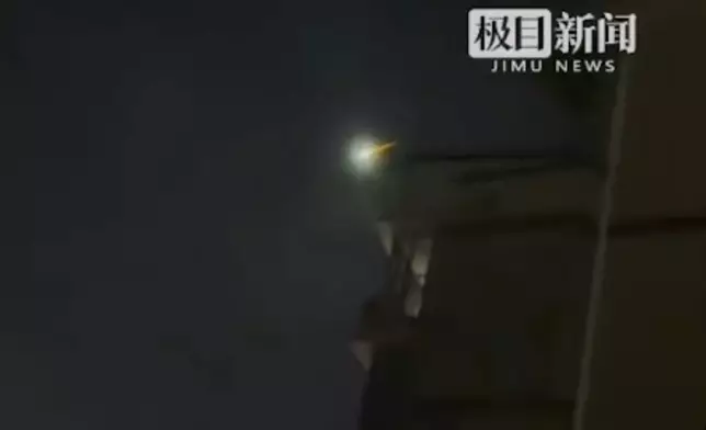 福建夜空現藍綠色光芒飛行物劃過夜空。影片截圖