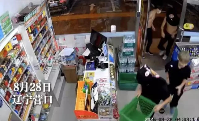 4名蒙面青年凌晨闖無人超市洗劫貨品。影片截圖