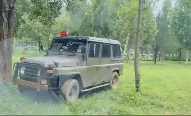 動物園巡邏安全員引導眾人駛離現場。影片截圖