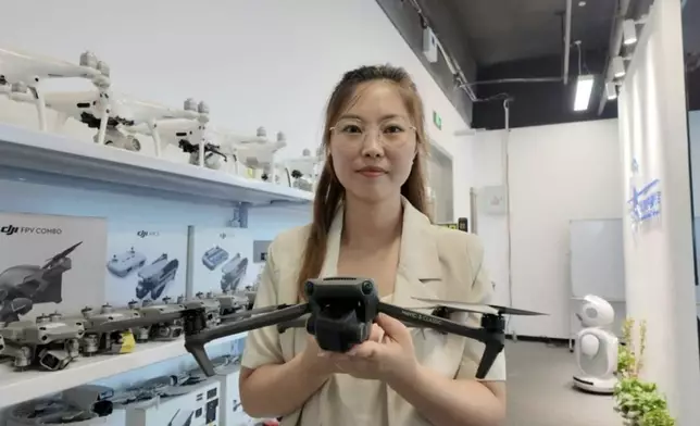 女子創業修航拍機年賺逾500萬。影片截圖