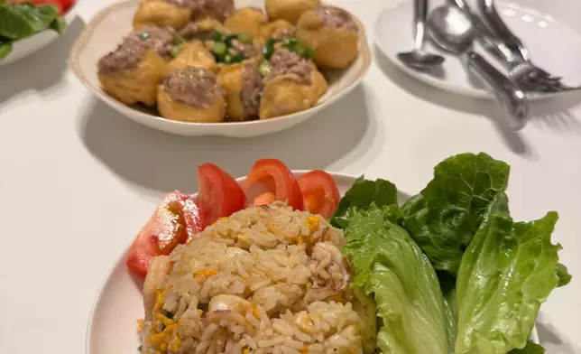 Coffee分享工人姐姐所煮的晚餐。