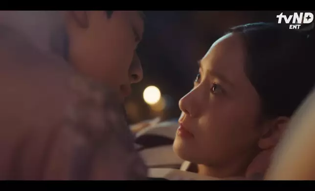 二人甜蜜相望對視。 影片截圖