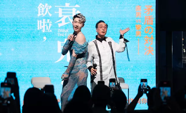 破天荒在酒吧開Talk Show。