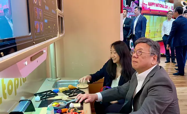 商務及經濟發展局局長丘應樺在新加坡最後一日訪問行程，與當地政商界交流。商經局FB圖片