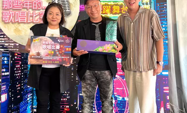 季軍吳錦榮接受頒獎。