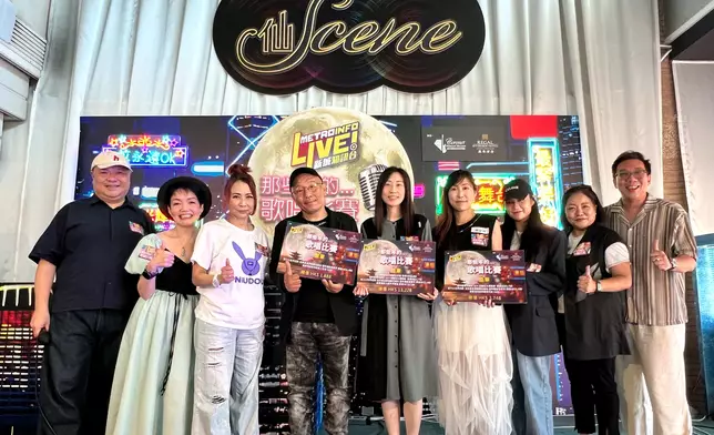 冠亞季軍得主與評判們及司儀合照。