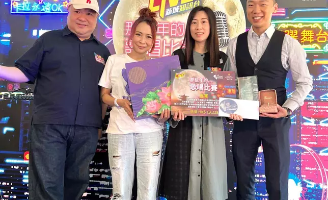 冠軍張慧文接受頒獎。