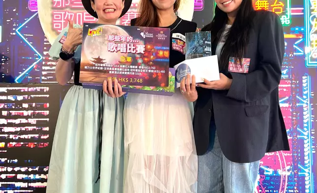 亞軍陳愛琪接受頒獎。